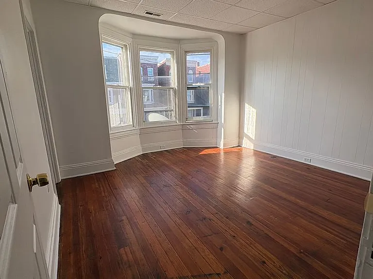 729 W Princess St #2 — Photo 3