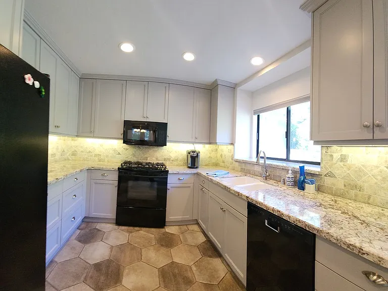 270 E Foothill Blvd — Photo 27