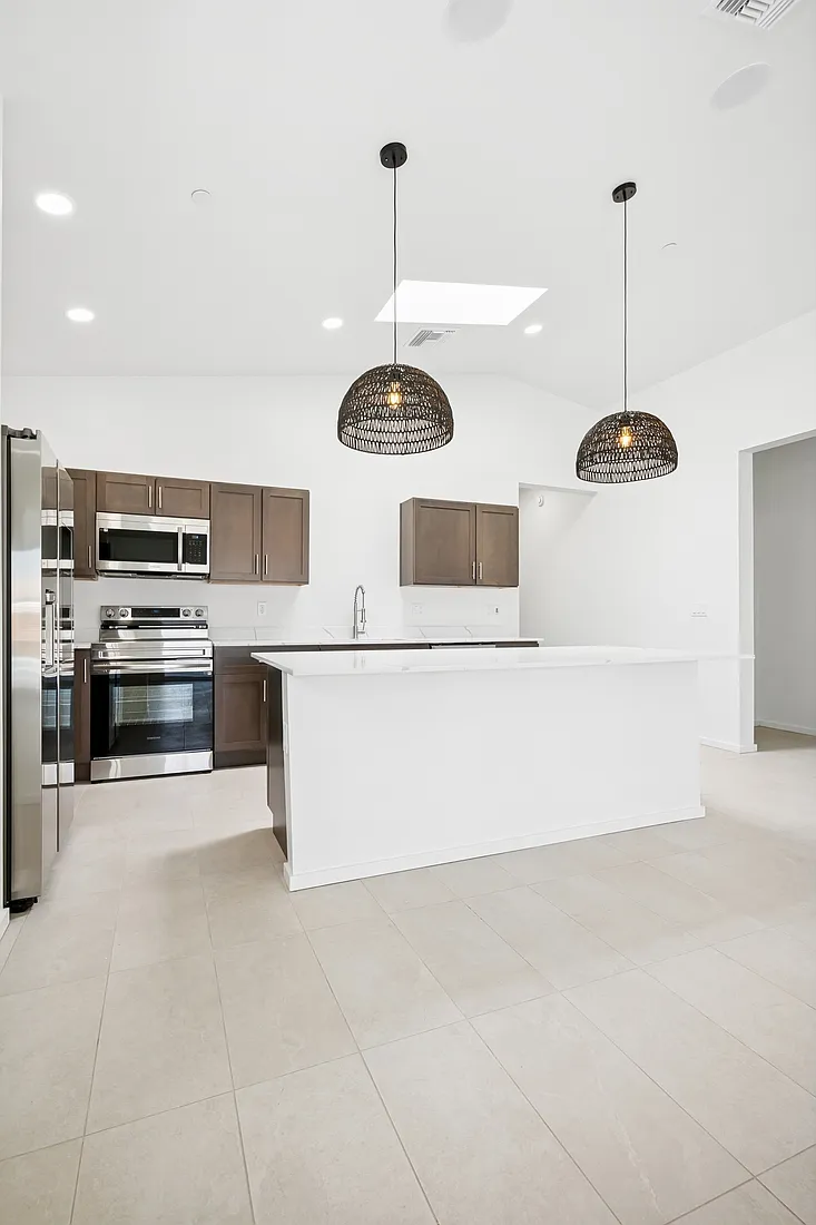 8 bed, 3200 sqft, $7,800 — Photo 3