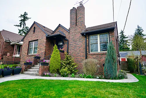 9024 5th Ave NE Photo 1