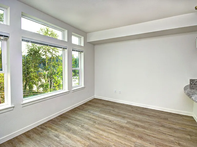 Emerald Crest Apartments — Photo 6