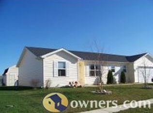 1013 N Possum Trl, Villa Grove, IL 61956