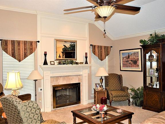 4th image of 109 Bumelia St