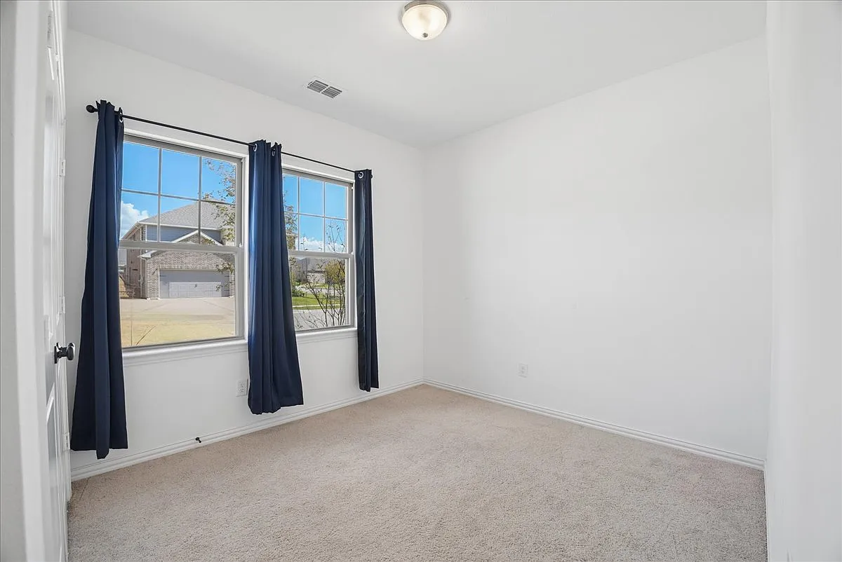 4 bed, 2252 sqft, $2,600 — Photo 4