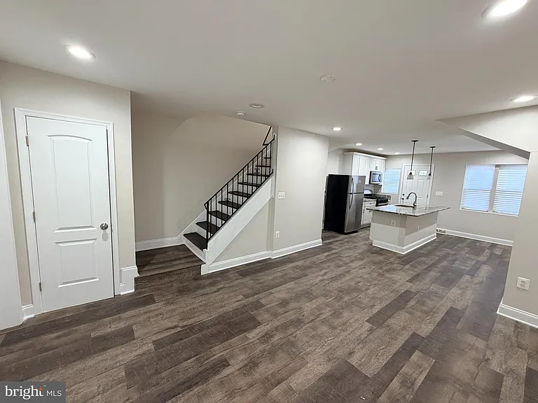 607 Cheraton Rd — Photo 1