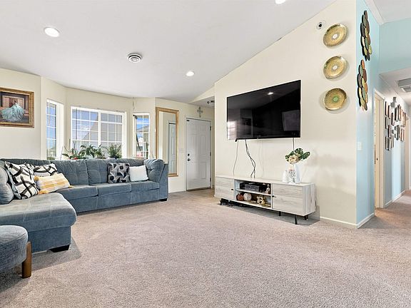 5th image of 8 Meadow Ln
