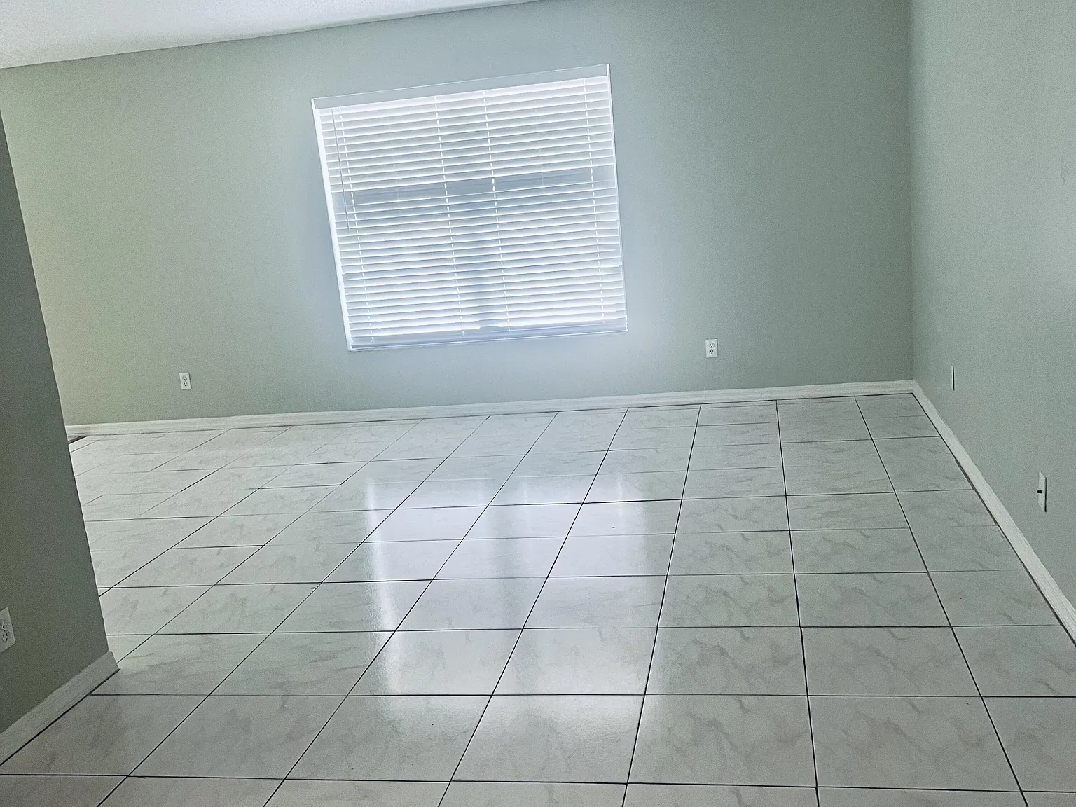 3 bed, 2.0 bath, 1730 sqft, $2,400 — Photo 3
