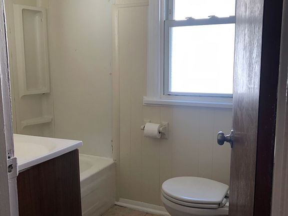 5th image of 307 Danberry St