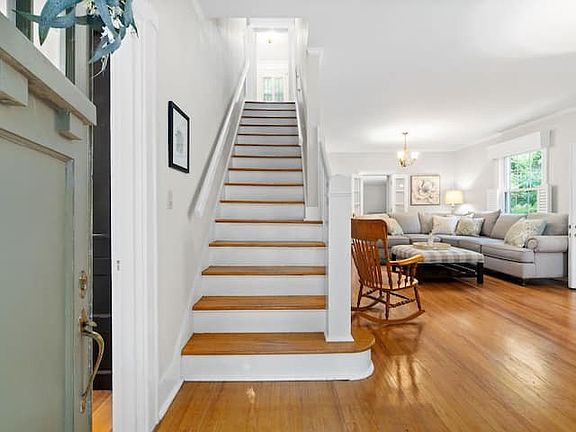 3rd image of 187 Maplemere Dr