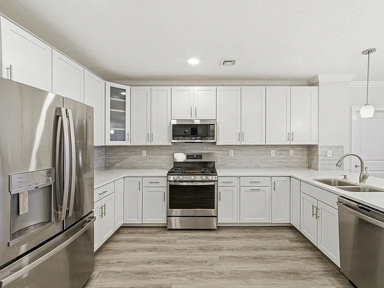 320 Middlesex Ave #D208 — Photo 48