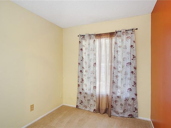4th image of 327 Bonnie Trl
