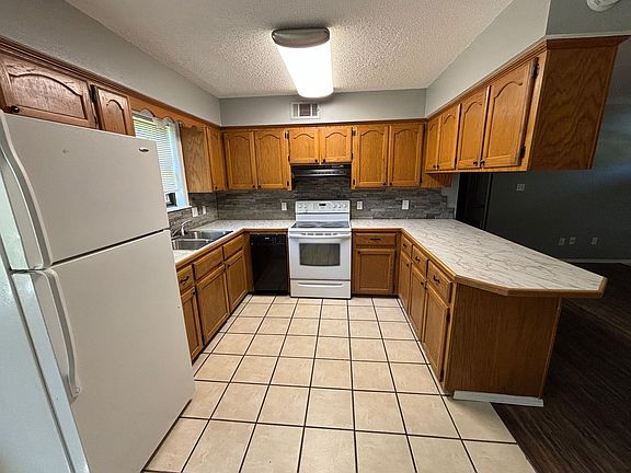 3rd image of 1411 N Pittsburg Ave