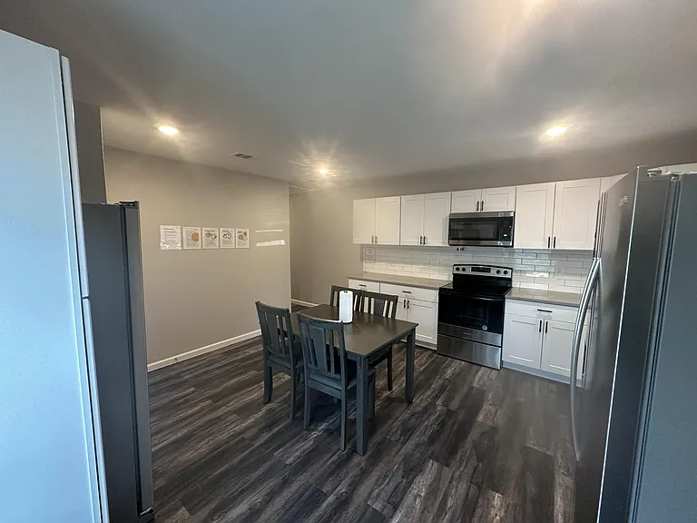 Colonial Ave — Photo 4