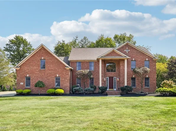 1327 Meadowood Cir, Youngstown, OH 44514