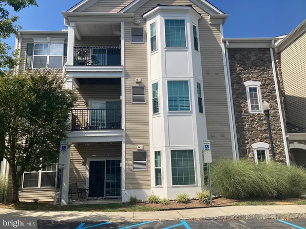 534 Creekside Dr #B-60, Brookhaven, PA 19015