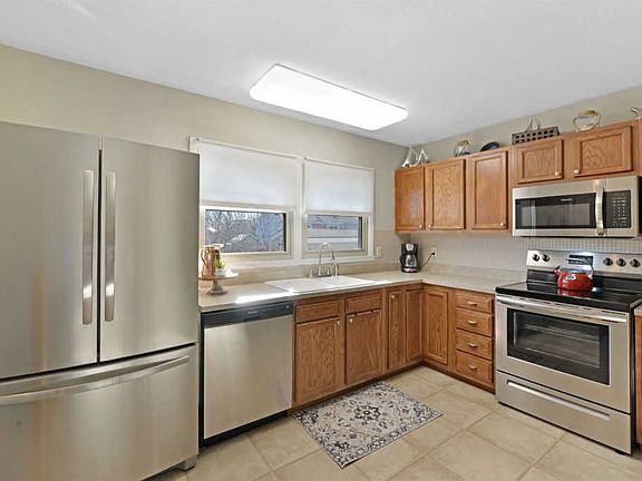 4th image of 2221 S Earl Ave