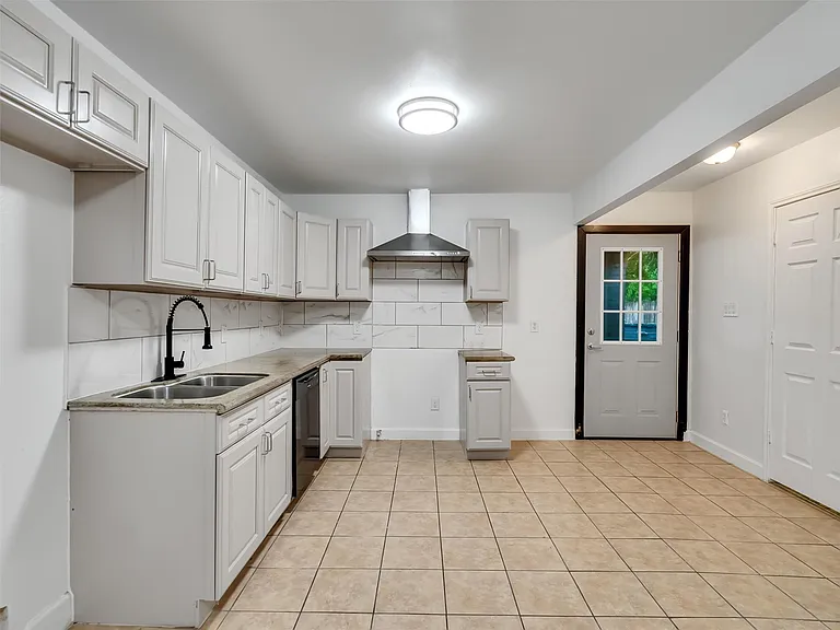 4930 Holloway Dr — Photo 19