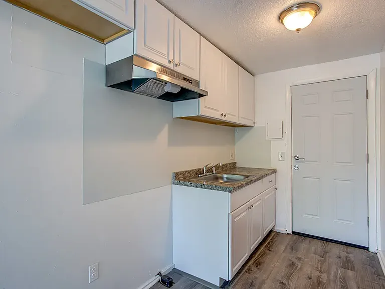 Hillcrest Apartments — Photo 6