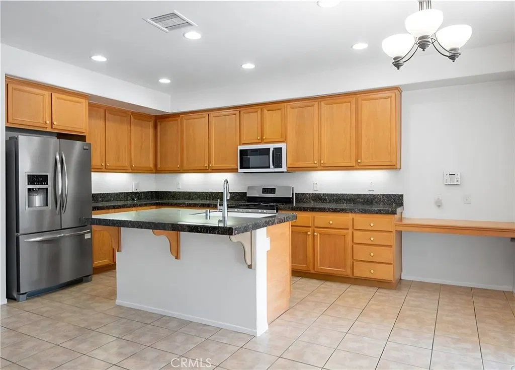 5 bed, 3.5 bath, 2564 sqft, $3,850 — Photo 2