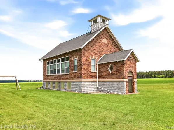 2515 E Akron Rd, Caro, MI 48723