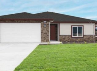 1005 N Cypress St, Woodlake, CA 93286