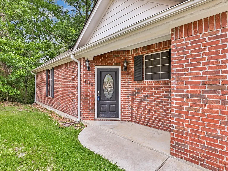 108 Harbour Town Cir — Photo 2
