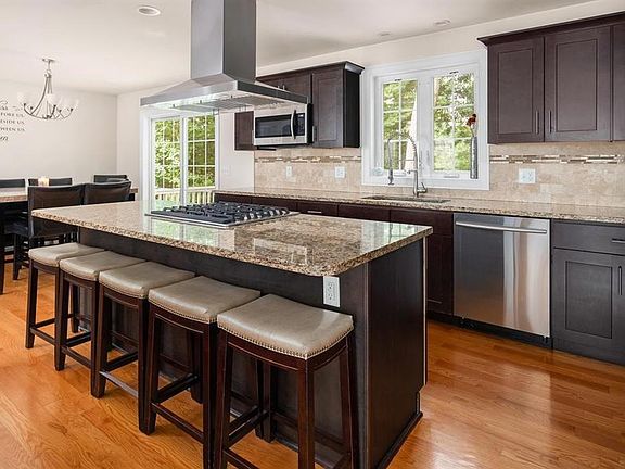 3rd image of 17 Clover Ct