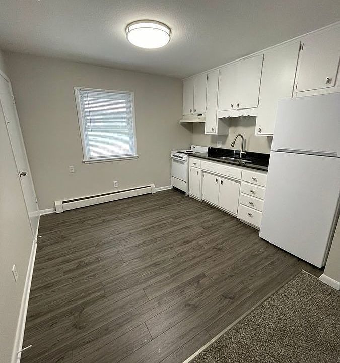 1st image of 608 Knoll Dr #4