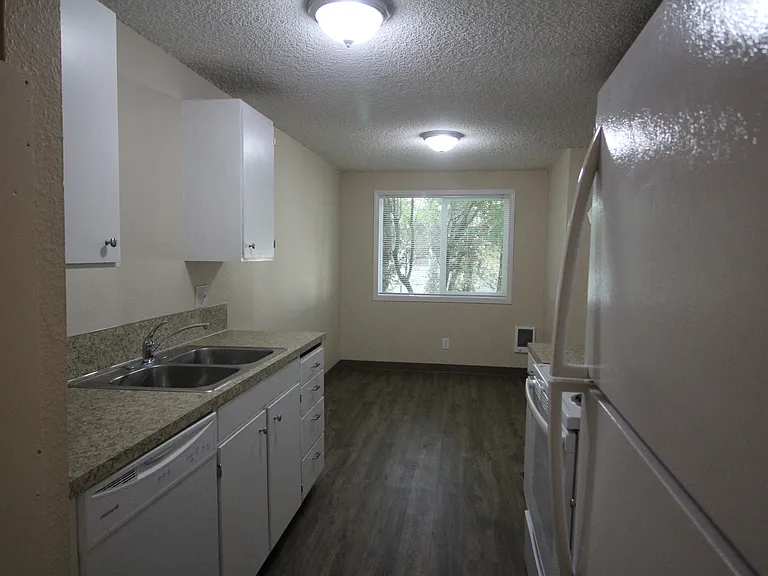414 E 9th St #14 — Photo 11