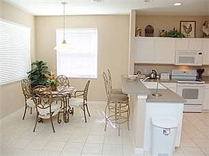 HR5P322HC-breakfast-nook-and-kitchen