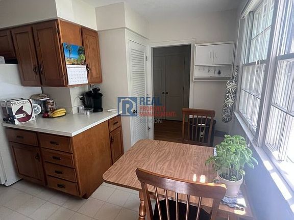 4th image of 9 Willow Spring Cir