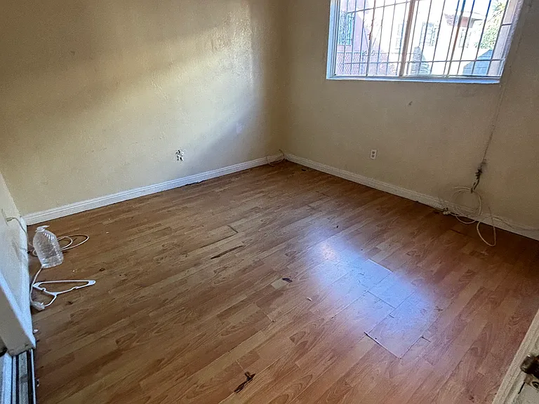 736 1/2 W Century Blvd — Photo 5