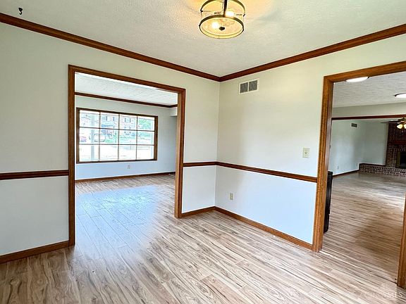 4th image of 8957 Saxton Dr
