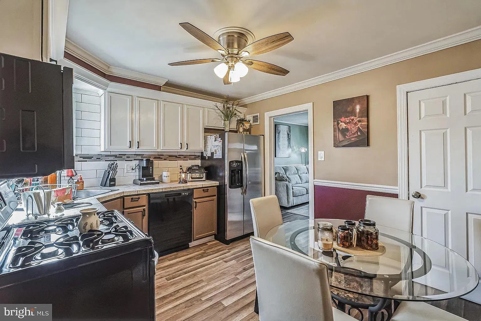 3 bed, 1.0 bath, 1038 sqft, $2,750 — Photo 3