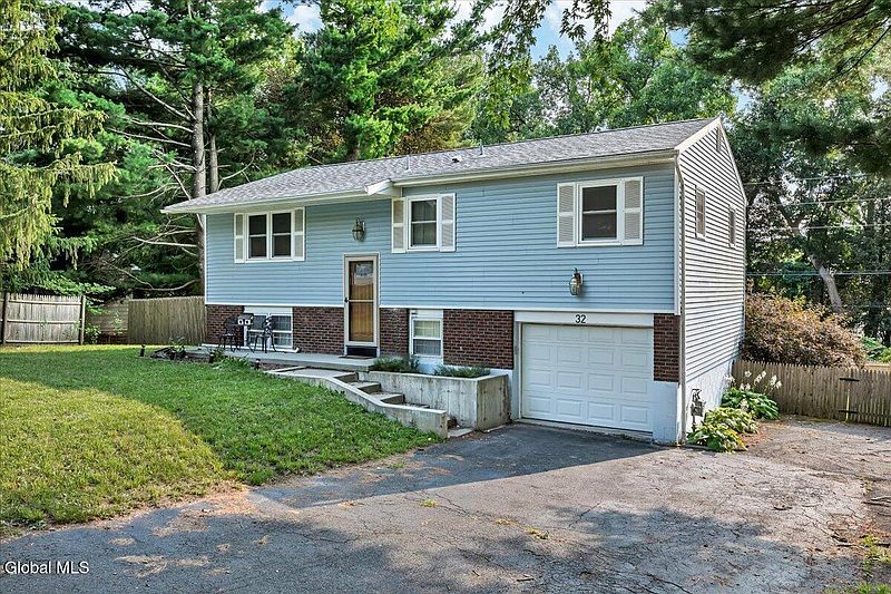 4th image of 32 Tamarack Lane