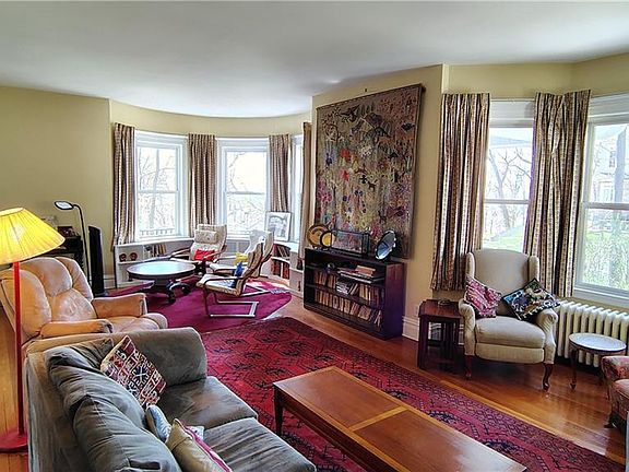 5th image of 150 Douglas Rd