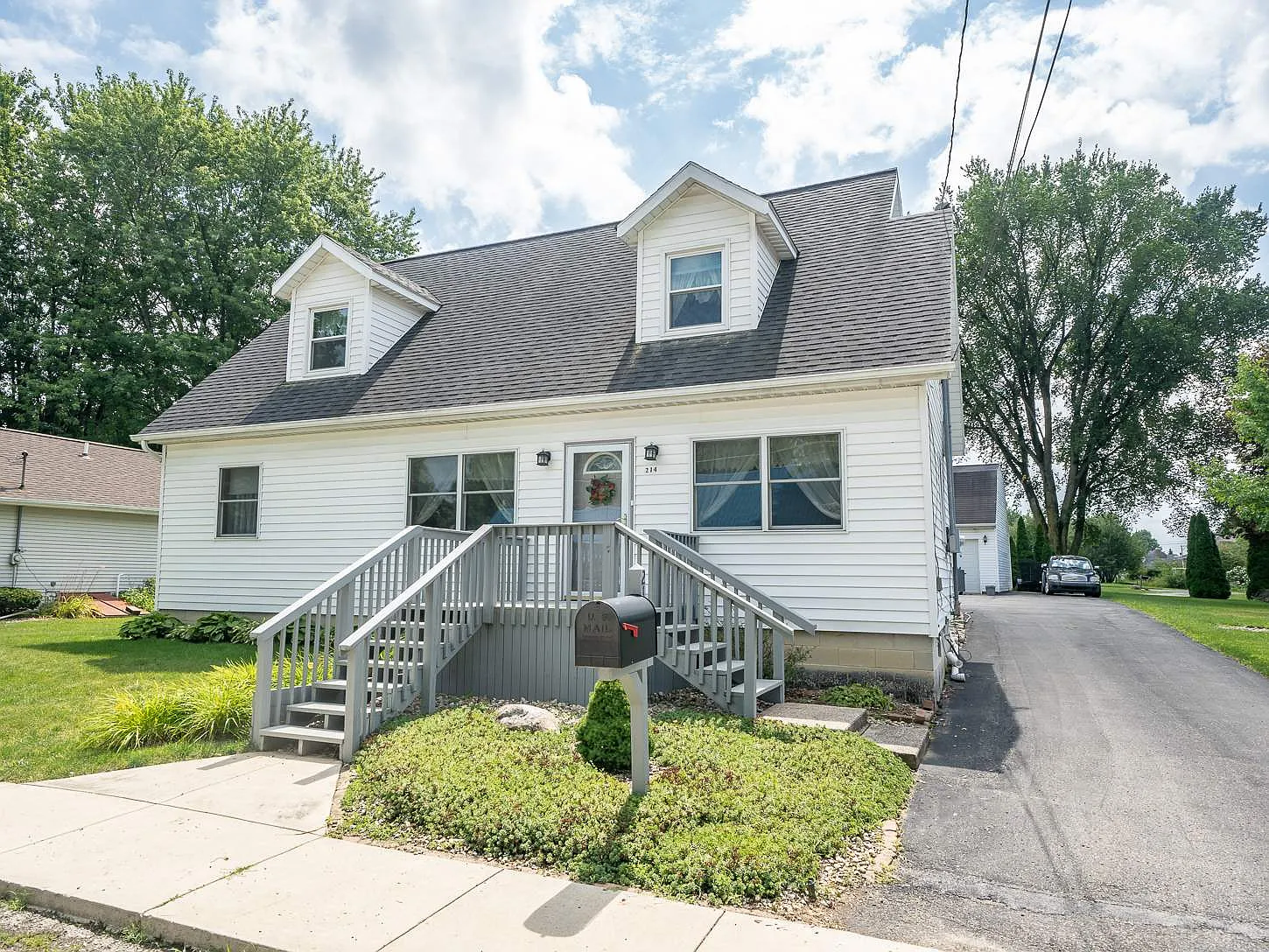 214 E Douglas St photo 1