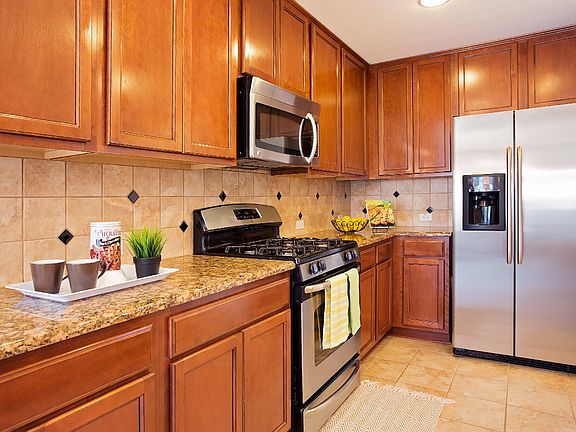 Kitchen - plenty of cabinets