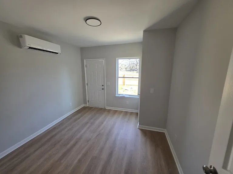 706 W 51st St #A — Photo 2
