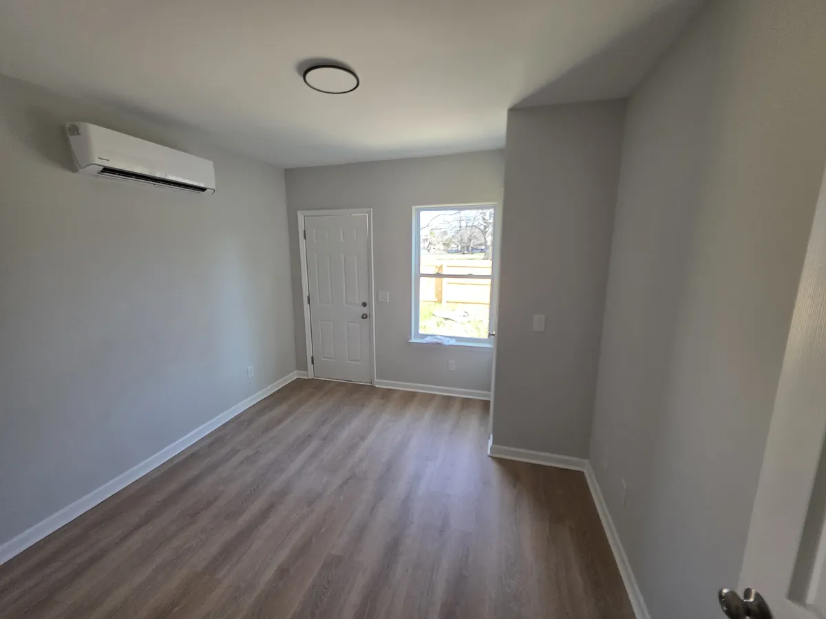 Building Photo - 706 W 51st St #A