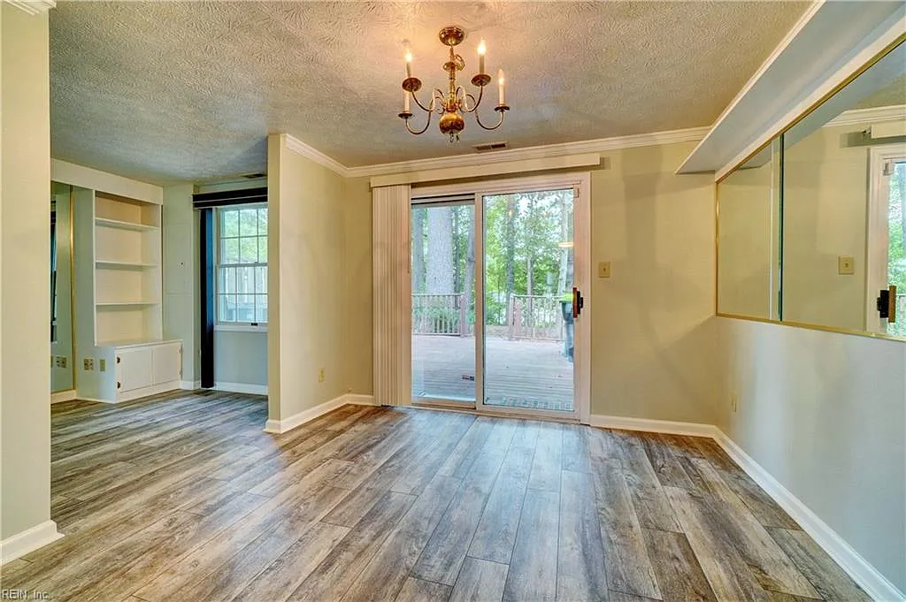 3 bed, 2.5 bath, 1289 sqft, $2,100 — Photo 4