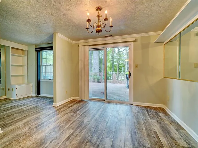 122 Sterling Ct — Photo 4
