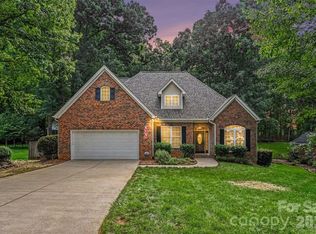 1928 Twin Ponds Dr, Hickory, NC 28602
