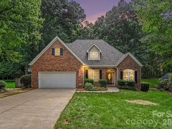 1928 Twin Ponds Dr, Hickory, NC 28602
