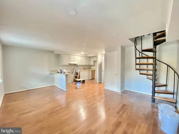 713 Walnut St APT 3R, Philadelphia, PA 19106