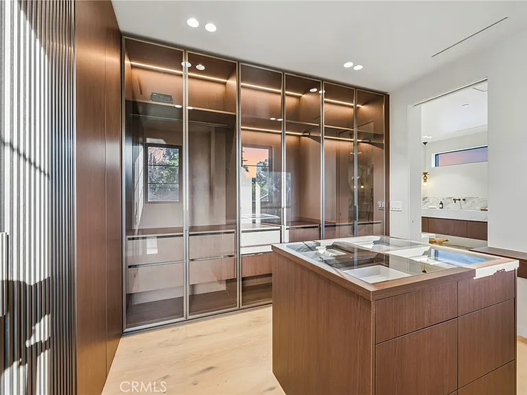 4900 Valjean — Photo 28