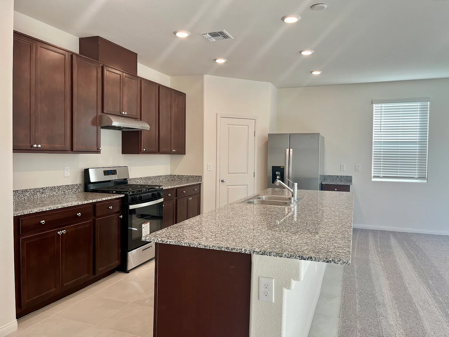 5 bed, 2479 sqft, $2,549 — Photo 2