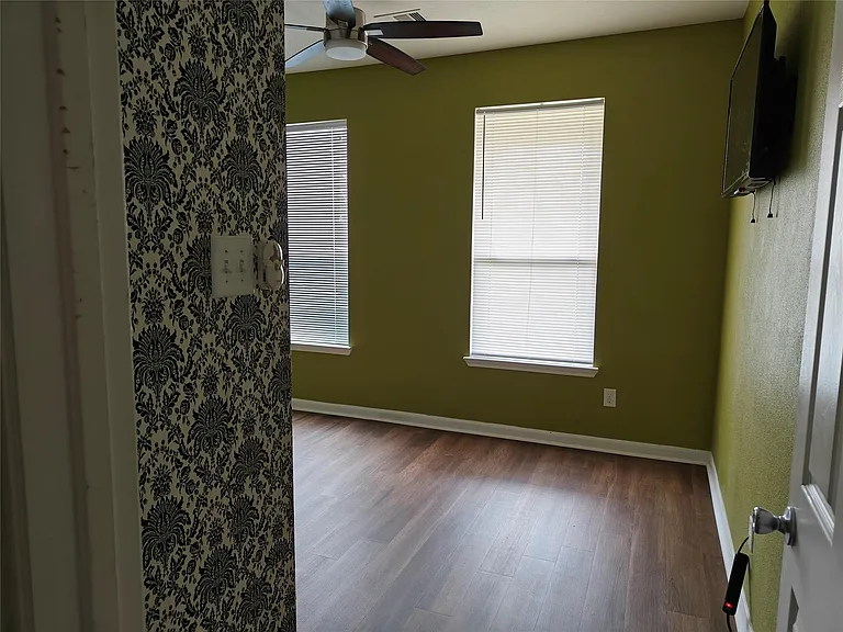7915 Moss Springs Ct — Photo 4