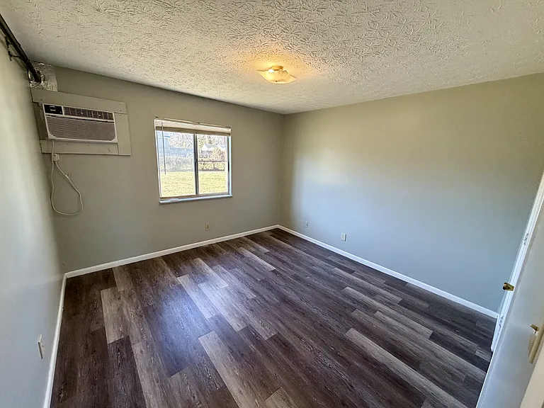 1143 Clay Ave — Photo 12