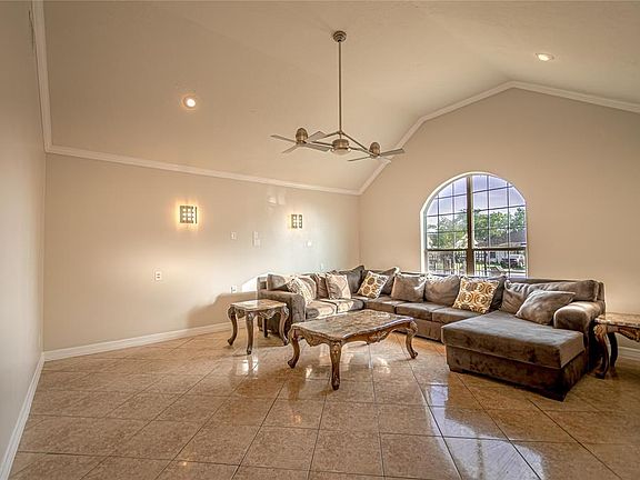 4th image of 533 Pecan Dr